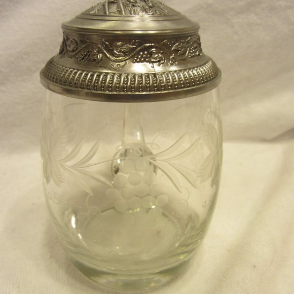 VTG TANKARD, ETCHED GLASS W/PEWTER TOP, GRAPE DESIGN, - Picture 4 of 8